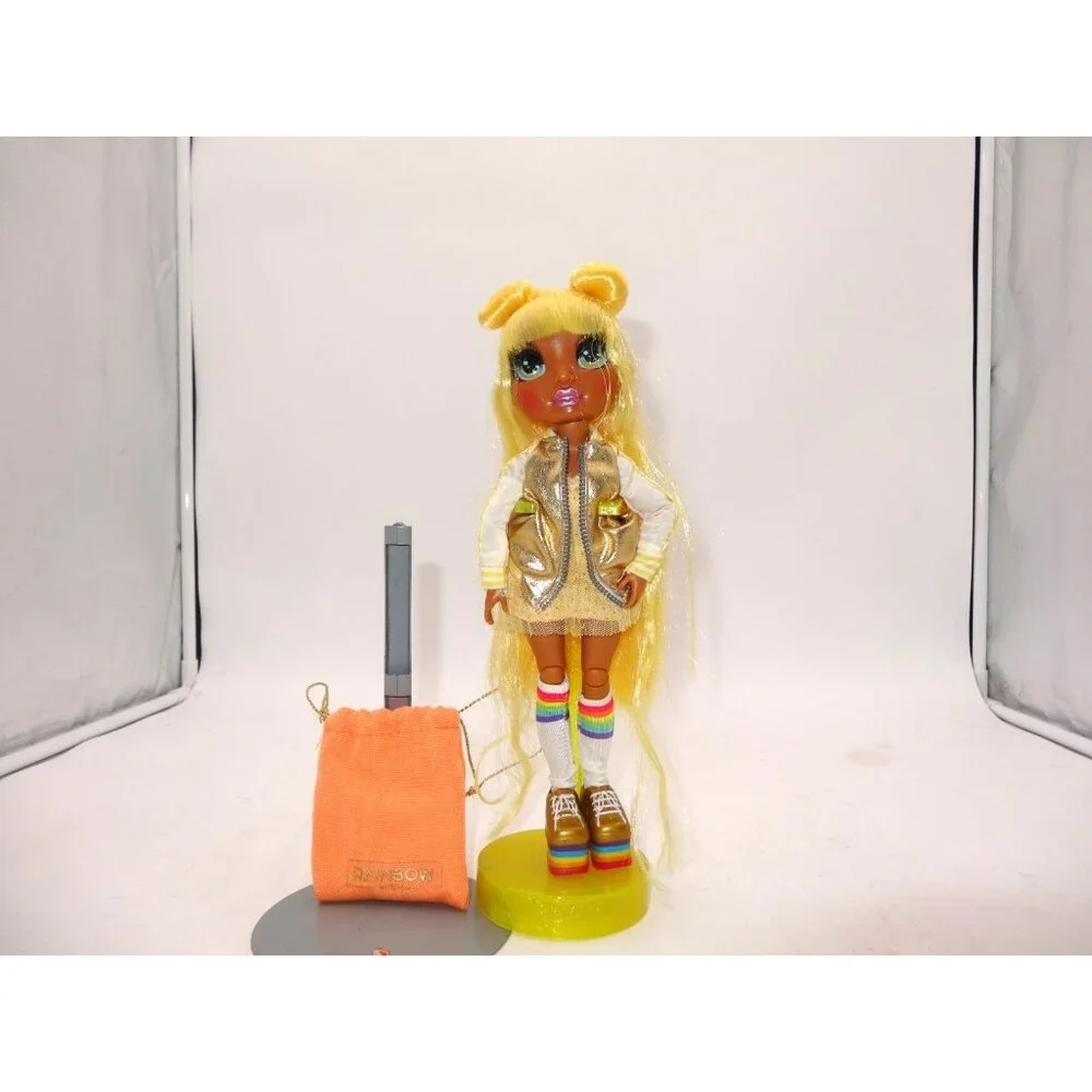 Rainbow High Cheer Series Sunny Madison Fashion Doll‎ Stand and New Accessories